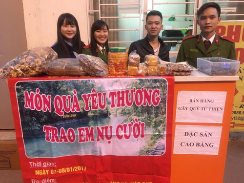 Chương trình tình nguyện “Vòng tay yêu thương - Trao em nụ cười”